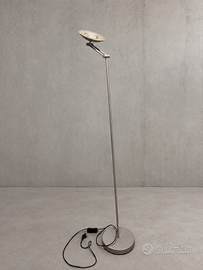 Lampada da terra orientabile in metallo argentato