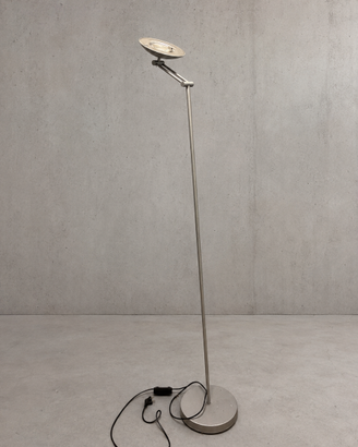 Lampada da terra orientabile in metallo argentato