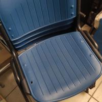 Quattro robuste sedie blu