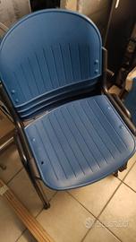 Quattro robuste sedie blu