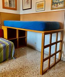 Lettino montato su vani contenitori e griglia
