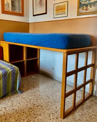 Lettino montato su vani contenitori e griglia