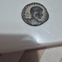 Moneta romana,medaglia e spille