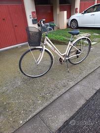 city bike sport con cestino pronta 