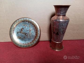Piatto e vaso egiziani in rame