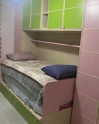 Cameretta con armadio ad angolo