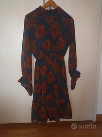 vestito a fiori a manica lunga