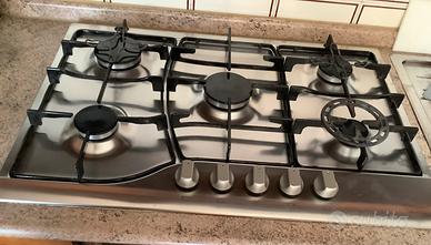 Piano di cottura a gas da incasso in acciaio inox.