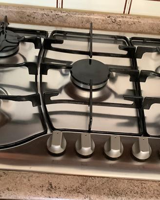 Piano di cottura a gas da incasso in acciaio inox.