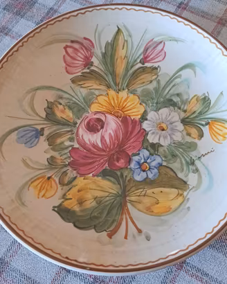 Set tre piatti decorati a mano di castelli 
