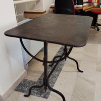 Vecchio tavolo pieghevole in ferro