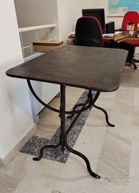 Vecchio tavolo pieghevole in ferro