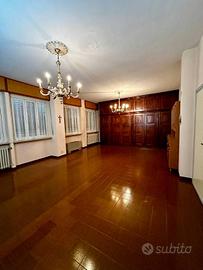 Palazzo / Stabile di 5930 m² con più di 5 locali a