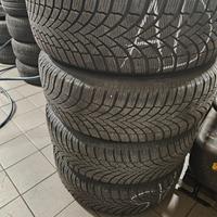 4 gomme con cerchi Bridgestone invernali Nissan