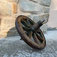 Ruota antica in legno per cariola o arredamento