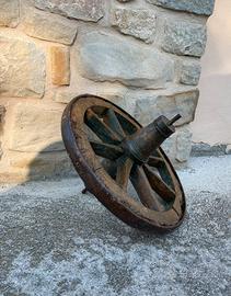 Ruota antica in legno per cariola o arredamento