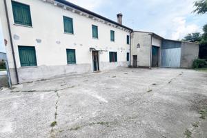 Immobile residenziale con deposito
