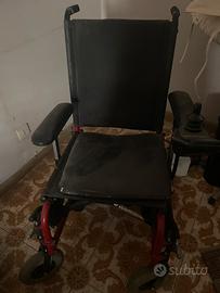 Carrozzina elettrica pieghevole per uso interno