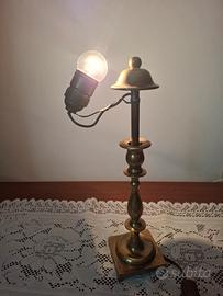 Lampada da tavolo in ottone vintage 