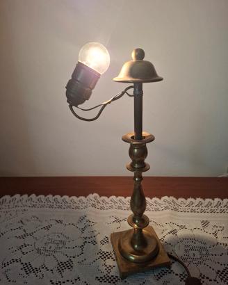 Lampada da tavolo in ottone vintage 
