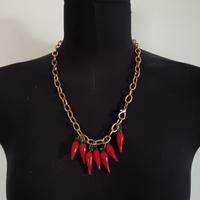 collana dorata con peperoncini in vetro