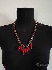 collana dorata con peperoncini in vetro