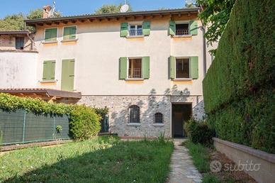 Rustico / Casale di 165 m² con più di 5 locali e b