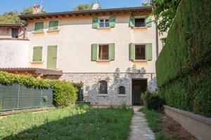 Rustico / Casale di 165 m² con più di 5 locali e b