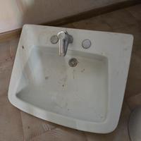 Lavabo a colonna con rubinetto 