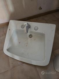 Lavabo a colonna con rubinetto 