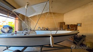Barca con fulribordo e carrello