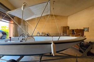 Barca con fulribordo e carrello