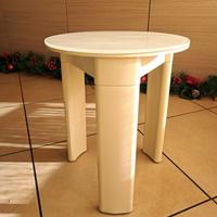 tavolino in plastica con base in vetro