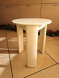 tavolino in plastica con base in vetro