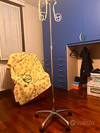 Asta porta flebo in acciaio con 4 ganci