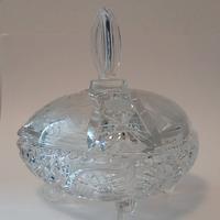 scatola in cristallo con coperchio intagliato