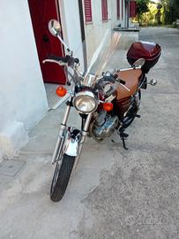 Moto Suzuki 250 tux classic