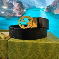 Cintura Gucci GG da uomo con fibbia dorata