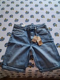 Pantaloni corti in jeans. 