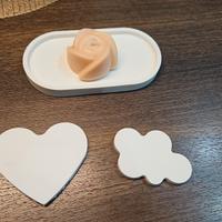 Vassoio in gesso ceramico e candele fatte a mano 