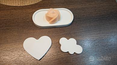 Vassoio in gesso ceramico e candele fatte a mano 