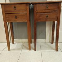 Coppia di comodini in legno con cassetti