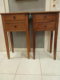 Coppia di comodini in legno con cassetti