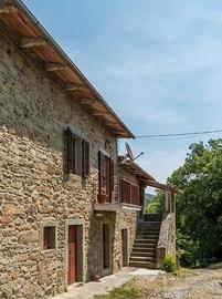 CASALE CON TERRENO E LAGHETTO FRA UMBRIA E TOSCANA