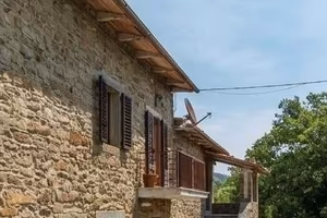 CASALE CON TERRENO E LAGHETTO FRA UMBRIA E TOSCANA