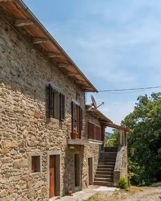 CASALE CON TERRENO E LAGHETTO FRA UMBRIA E TOSCANA