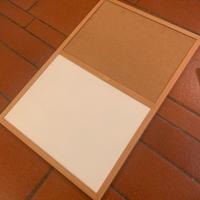 Bacheca sughero con lavagna bianca pennarelli