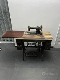 Macchina da cucire d'epoca Singer originale