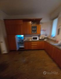 Cucina con eletrodomestici