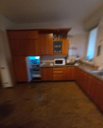 Cucina con eletrodomestici